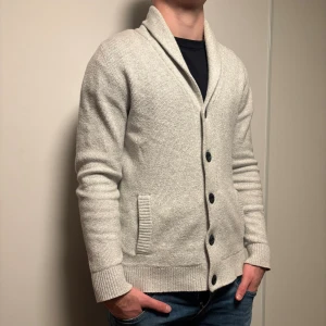 Hollister Kofta - Hollister Kofta | Skick: 9/10 | Tillbehör: Endast kofta | Strolek: M | Nypris: +- 699:- SEK | Vid fler bilder eller frågor hör av er. 🍂🍁