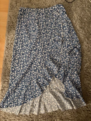 Blommig blå från SHEIN - Använd få gånger då jag köpte den till en skolavslutning