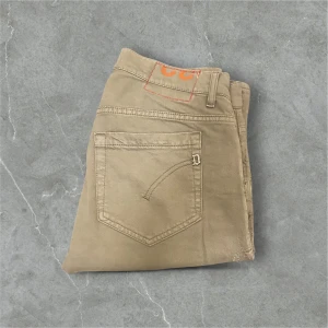 Dondup George  - Grå/grön slim fit jeans från Dondup. Perfekta för dig som gillar en modern och avslappnad stil. Dessa är svåra att få tag på och passar perfekt nu till hösten/vintern🍂❄️.  Kontakta mig för fler bilder✨✨/ Alex closet