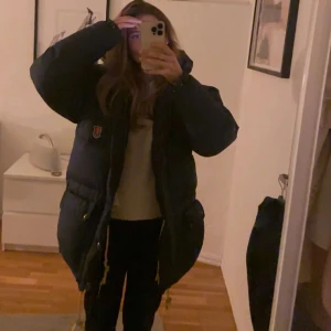 Blå fjällräven jacka  - Marinblå fjällräven jacka i den äldre modellen expedition down jacket (tjockare än light versionen) jackan är tvättat en gång i tvättmaskin, saknar undersidan av en knapp men absolut inget som syns då ovansidan sitter kvar🥰❤️