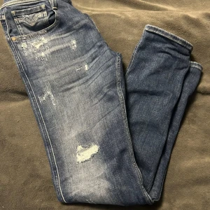 Replay anbass med slitningar - Säljer dessa Replay Anbass jeans med otroligt snygga slitningar, byxorna är så gott som nytt skick och köpta på NK för 2 månader sen för 2299. Sjukt snygg färg också, Priset är inte hugget i sten