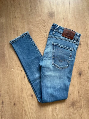 Replay anbass jeans - Toppen skick W29 L32 Slimfit, skönt flex material Finns fler liknande designer i min profil Fråga om ni tänker på något så svarar jag så fort jag kan 🙌