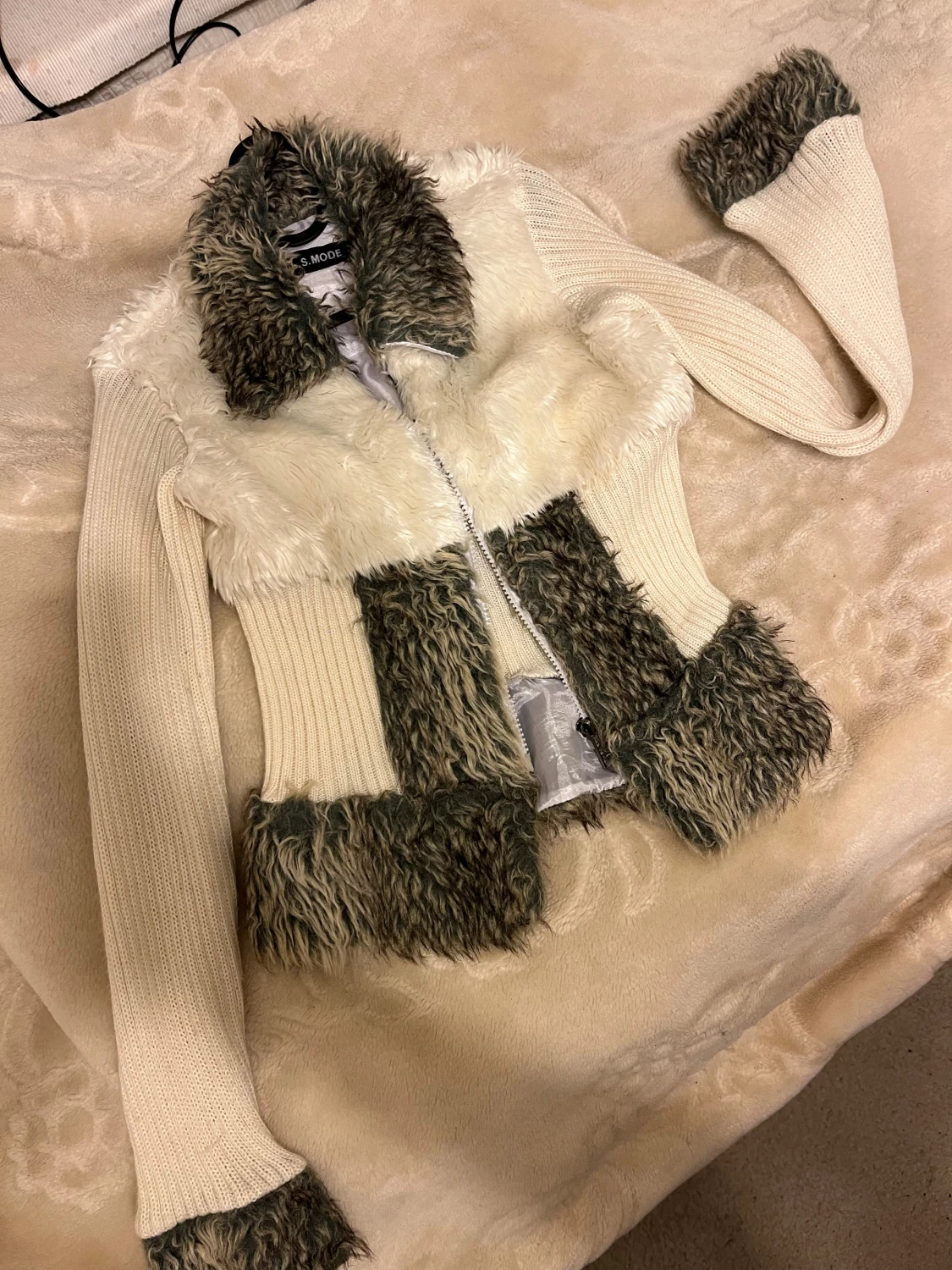 Beige teddyjacka med pälsdetaljer S.MODE - 1