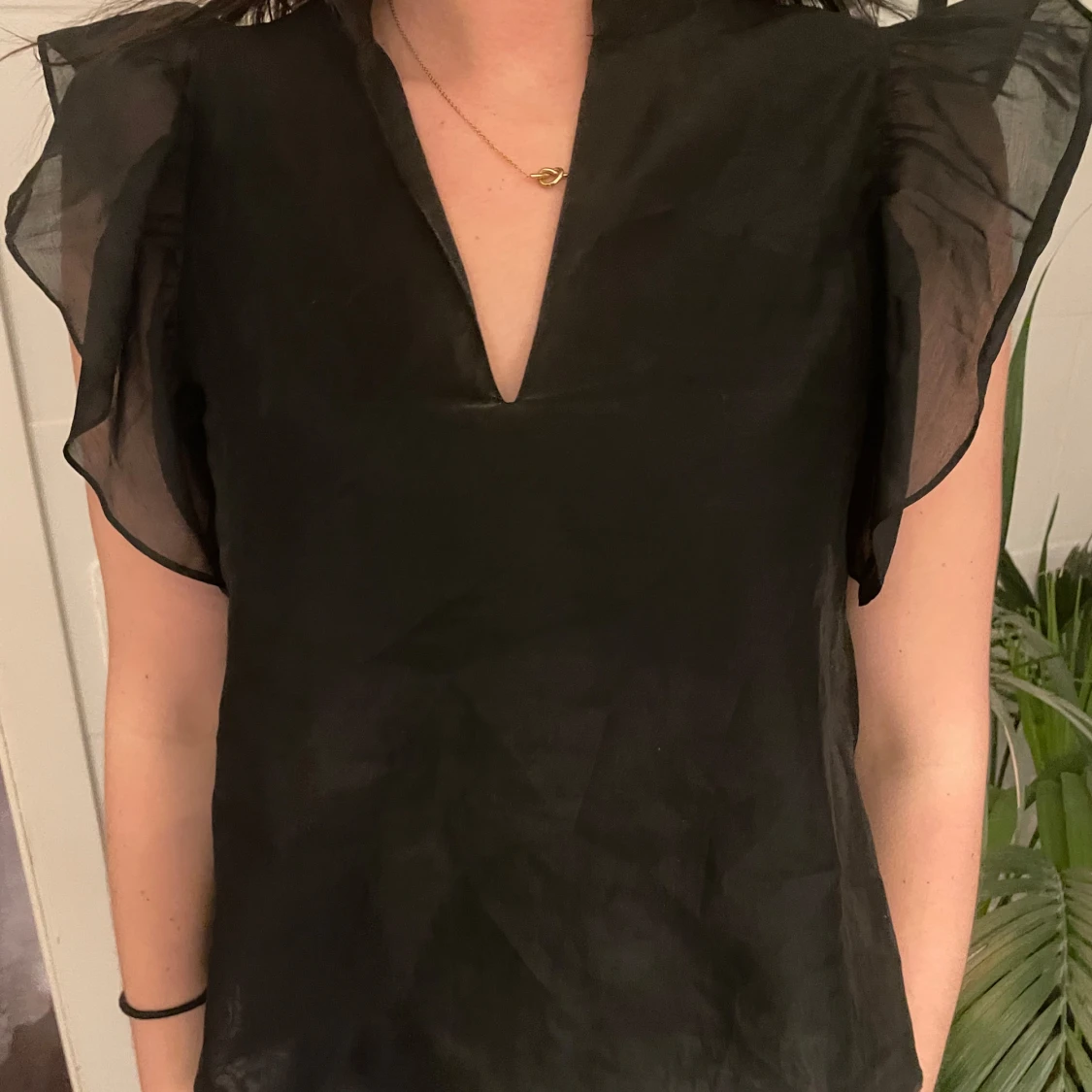 Svart blus med volangärmar - 1