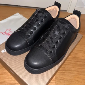 Svarta Louboutin skor - Hej säljer mina svarta Louboutin skor. De är i ny skick men har använt ett par gånger. Storlek 42. Priset är inte hugget i sten.