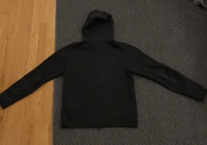 Svart Nike tech fleece  - Den är i bra skick och i storlek M