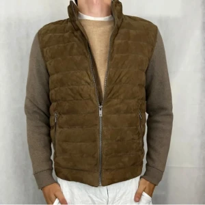 Massimo Dutti cardigan - Snygg brun cardigan och stickade ärmar i en mjuk beige ton. Jackan har hög krage, två sidofickor med dragkedja och hel dragkedja framtill. Perfekt för dig som gillar en chill och stilren look.