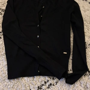 Svart kofta med guldknappar - Säljer en svart fin kofta med små gulddetaljer🥰