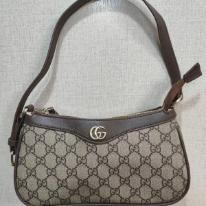 Väska  - Helt ny väska som är så fin . Aldrig använd !! 