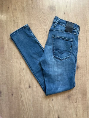 Replay anbass jeans - Toppen skick W29 L32 Slimfit, skönt flex material Finns fler liknande designer i min profil Fråga om ni tänker på något så svarar jag så fort jag kan 🙌