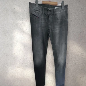 Diesel grå skinny jeans - Snygga grå jeans från Diesel. Det har en skinny passform med smal siluett och låg midja.  Jeansen är tillverkade i stretchigt denim och har diskreta slitningar för en cool look. Perfekt för dig som gillar stilrena och moderna jeans. #diesel #jeans