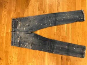 Dsquared2  jeans, strl 46 - Dsquared2. Storlek 46 italiensk storlek vilket motsvarar W32. Lappen baktill ovanför fickan saknas - se bild. Utöver det i använt men gott skick.