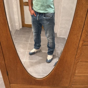 Replay jeans  - Ett par snygga byxor från replay i storlek W34 L30 i modellen Anbbas 