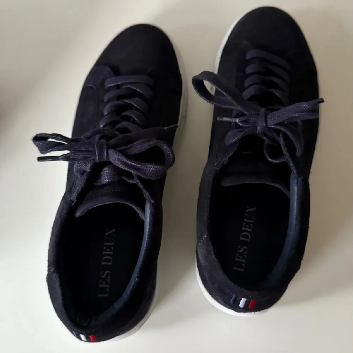 Mörkblå sneakers från Les Deux - 1