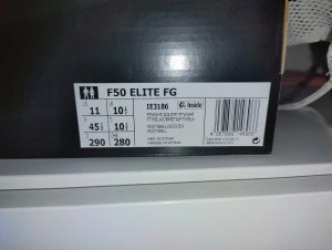 Adidas F50 Elite FG fotbollsskor - Säljer ett par Adidas F50 Elite FG fotbollsskor i vitt med guldiga detaljer och snörning. Skorna har en låg profil och är tillverkade i syntetmaterial för lätthet och snabbhet på planen. Ikonisk F50-design med guldigt Adidas-märke på hälen och meshpåse medföljer. Ett par extra sulor ingår. Pris kan diskuteras.