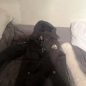 Svart vinterjacka från moose knuckles - Päls ingår inte och är ett litet hål inuti 