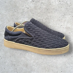 Bottega Veneta skor | 45 - Bottega slip ons i storlek 45 men passar även 44. Fint skick, endast skor ingår. 8/10 skick. Nypris ca 10 000kr och tillverkas ej längre