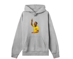 Grå Pelé hoodie - Vi säljer en grå hoodie med snörning i huvan och stor magficka. På bröstet finns ett tryck av Pelé. Perfekt för dig som gillar sportig streetstyle! Finns i storlek S - L