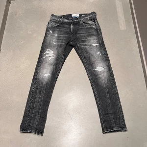 Replay svarta jeans med slitningar - Svarta jeans från Replay i storlek 30/30 med slitningar har av dig via dm vid frågor och funderingar🤗