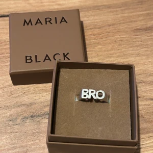 Maria Black Ring Bro - Original BRO ringen från Maria Black. 100% återvunnet silver. Storlek 9 ish.