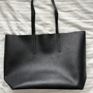 Svart axelväska från MANGO - Jättefin stor väska från Mango. Använd fåtal gånger så den är jättefint skick. Perfekt som skolväska då den rymmer massor! 