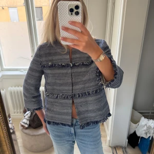 Blåvit rutig overshirt med fransar - Storlek 44 men super liten i storleken!!!! 💕💕💕💕💕💕Säljer en blåvit rutig overshirt med fransade detaljer längs ärmar, bröst och nederkant. Jackan har en boxig passform, rund hals och trekvartsärmar. Materialet är grovt vävt och ger en cool struktur. Perfekt att styla med jeans för en chill look.