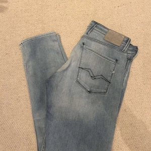 Replay anbass - Säljer ett par ljusblå jeans från Replay, passar dig som är 185+ och väger 75+.