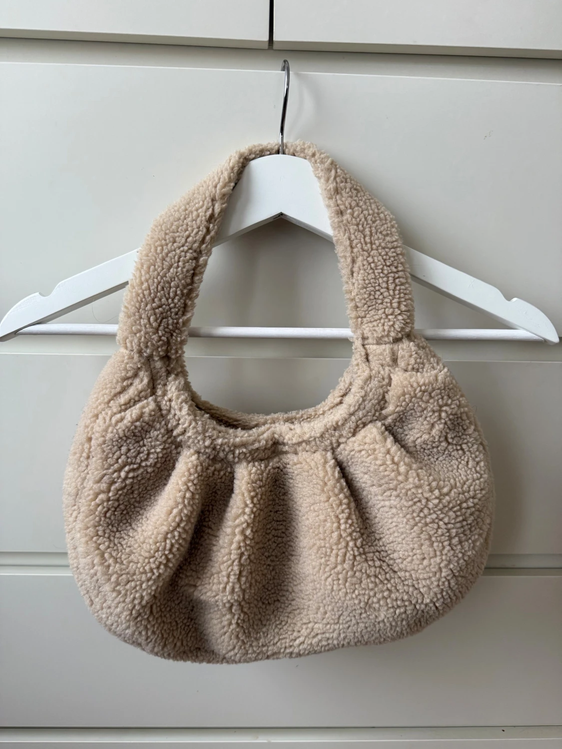 Beige fluffig teddyväska 