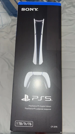 PlayStatio 5 Digital Edition 1TB - Sony PlayStation 5 Digital Edition med 1TB lagring. Konsolen är ny i förpackning, utan synligt slitage. Upplev blixtsnabb laddning, 4K HDR och fantastiska spel. Inkluderar DualSense-kontroll. Perfekt för dig som vill ha den senaste spelupplevelsen digitalt.