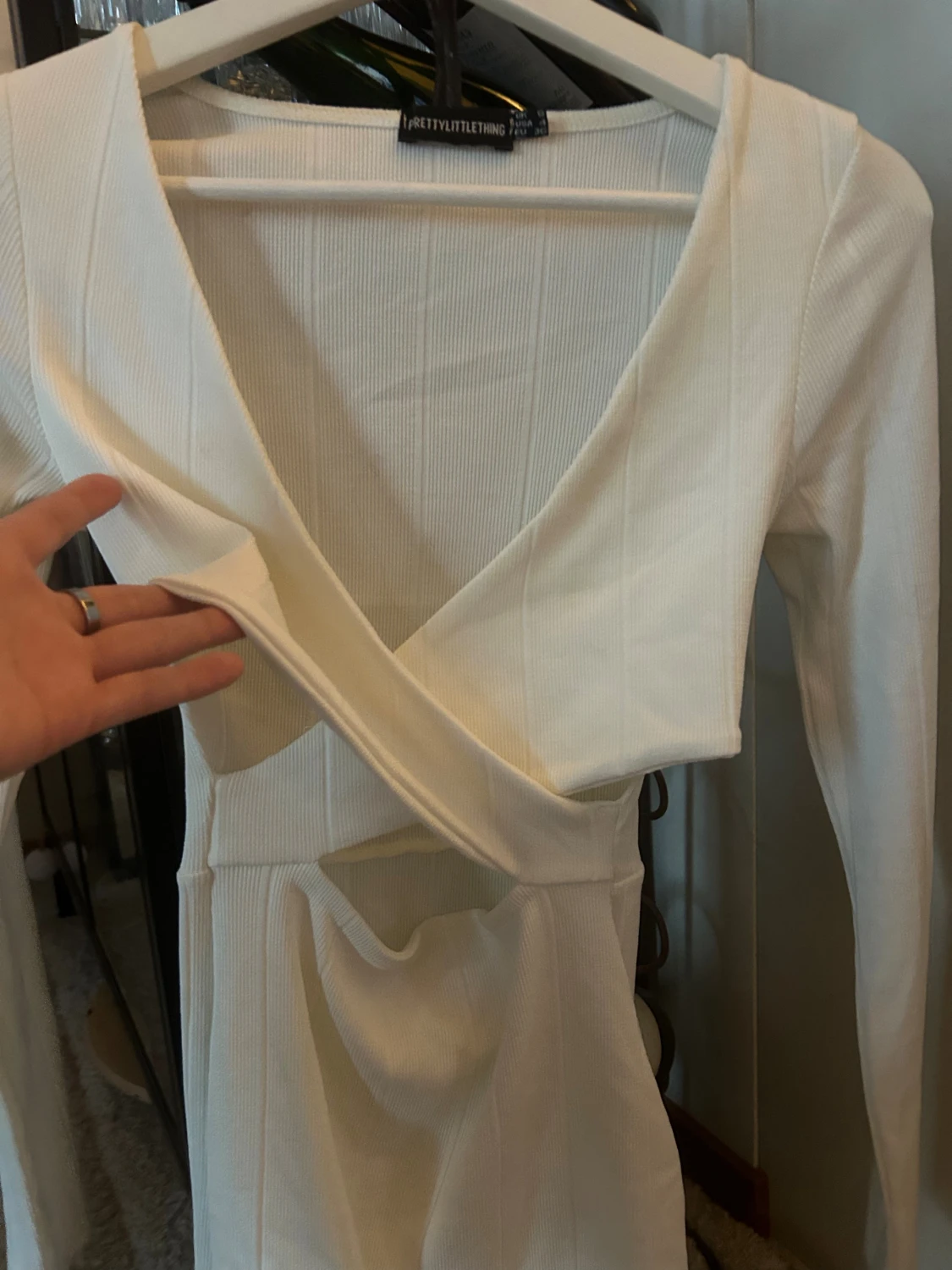 Vit omlottklänning från PrettyLittleThing - 1