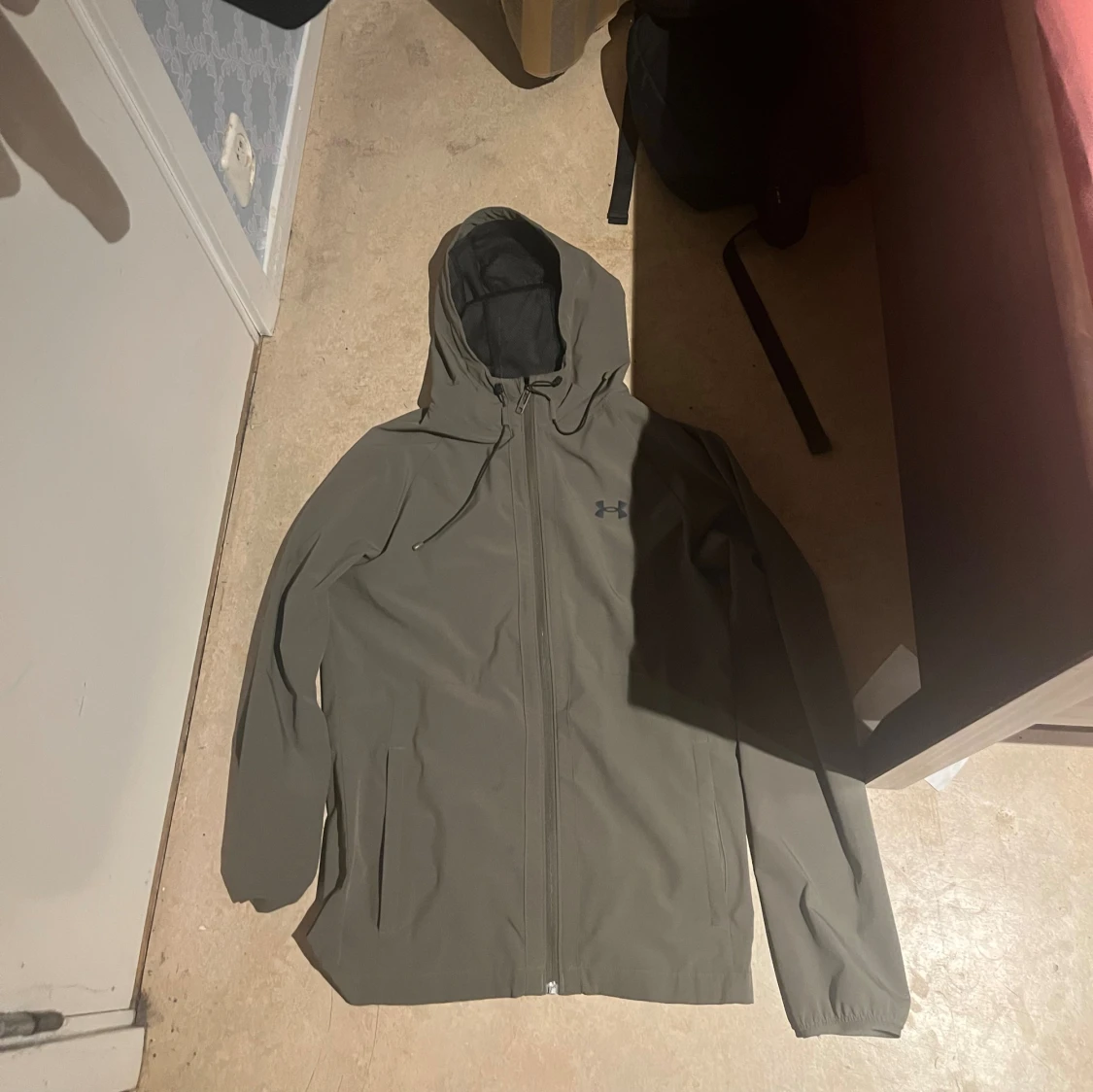 Oliv grön vindjacka från Under Armour