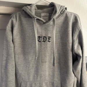 TDE Los Angeles hoodie - Hej! Nu finns denna tvär feta Top dawg entertainment (TDE) hoodien till salu! TDE är ett skivbolag som bland annat har signerat artisterna kendrick lamar, SZA och doechii. Denna modellen säljs inte längre och är där svår att få tag på och limiterad, Storlek M. 
