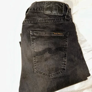 Nudie Lean Dean - Ett par snygga Nudie jeans i modellen Lean Dean (slim). Jeansen är i storlek w29 l30 och är i väldigt bra skick. De är i en snygg svart/mörkgrå färg som blekts väldigt lite med tiden. Tveka inte att höra av dig vid minska fundering eller för fler bilder!