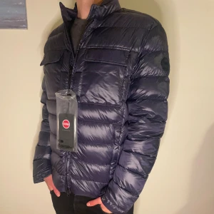 Colmar jacka - Helt ny Colmar jacka perfekt nu för höst/vinter. Storlek Eu 48 (S). Nypris: 4800kr mitt pris:2400kr! Hör av er vid frågor och funderingar. 