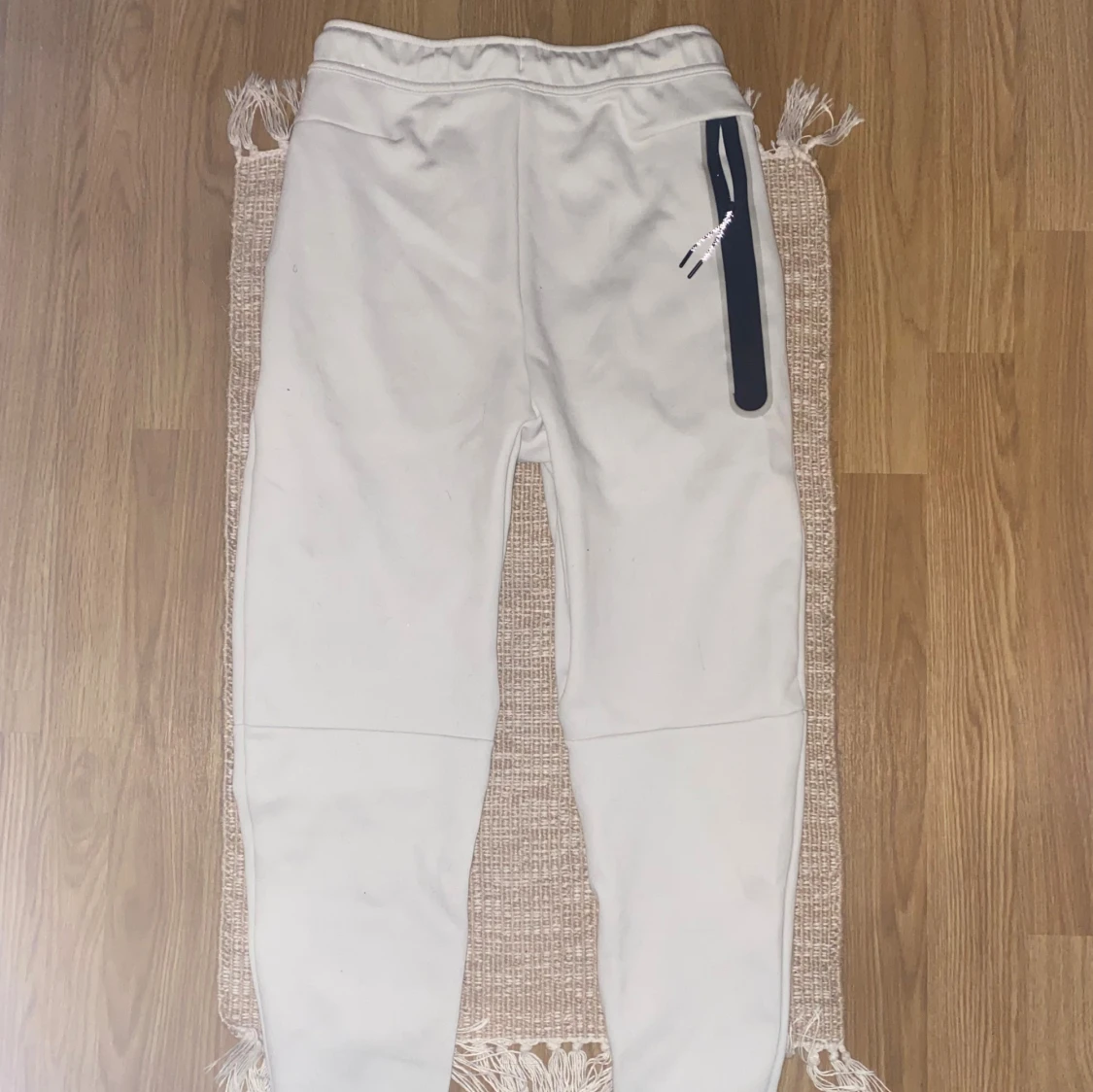 Vita Nike Tech byxor - 1