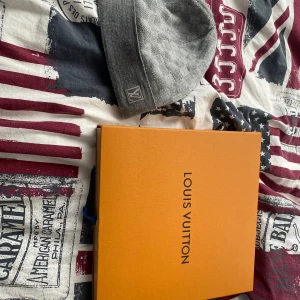 Grå Louis Vuitton mössa - Säljer min lv mössa använt nåra gånger, köpt för 3k ny på rea kostar över 5k. Mitt pris 2300kr