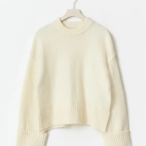 Vit stickad tröja  - Säljer en stickad tröja i vit som är otroligt fin. Har knappt använts så i fint skick🥰Nypris:400kr. Skickar paket varje dag!! köp gärna jag vill verkligen bli av med mina kläder innan flytten💕