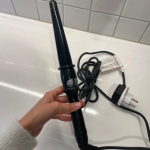 Babybliss Pro Locktång  - Babybliss locktång 32-19 mm för salongsfina lockar. Fungerar utmärkt och är i fint skick utan synliga skador eller slitage. Går att reglera temperaturen upp till 210 grader. Nypris ca 1000:-🩷