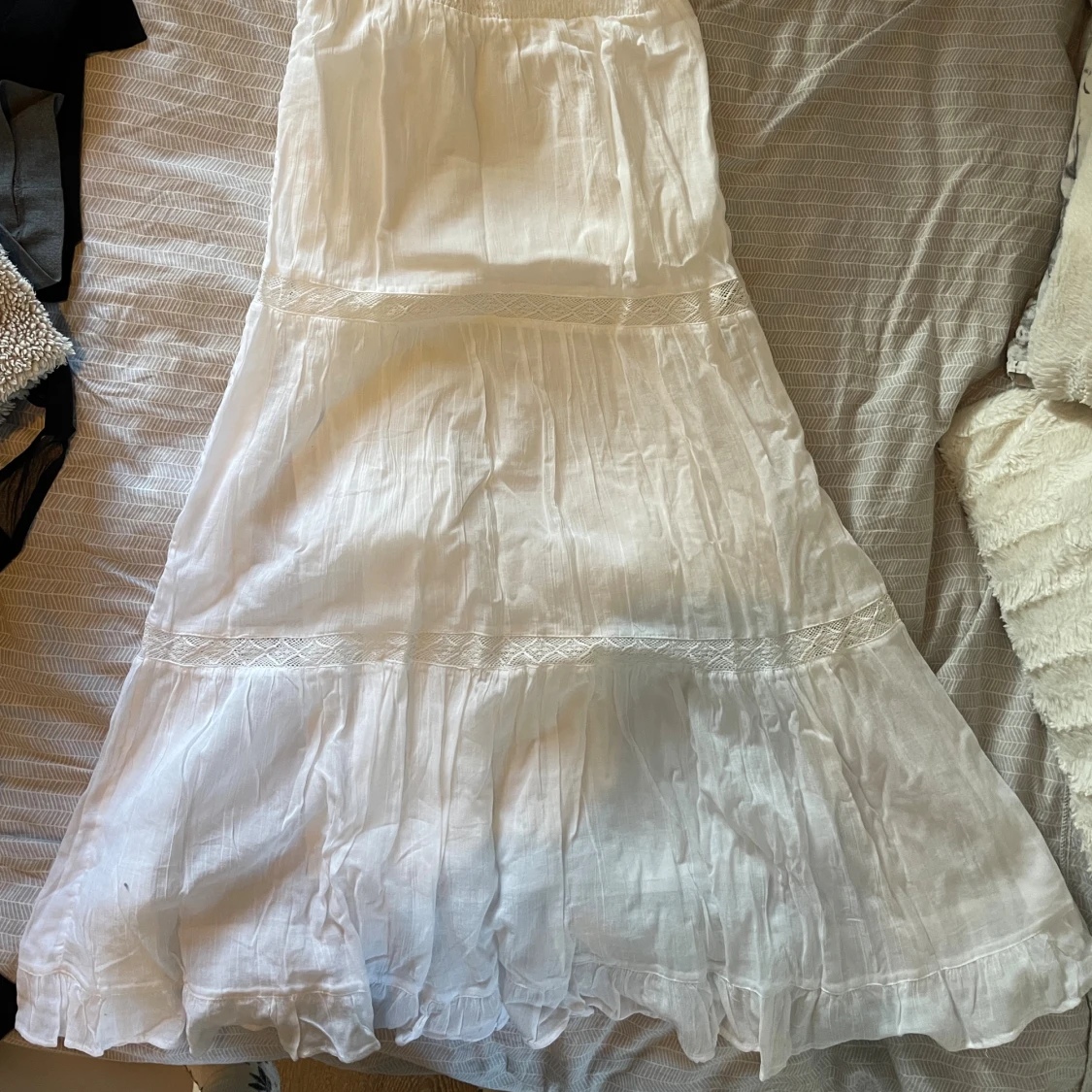 Vit långkjol med spetsdetaljer - 1