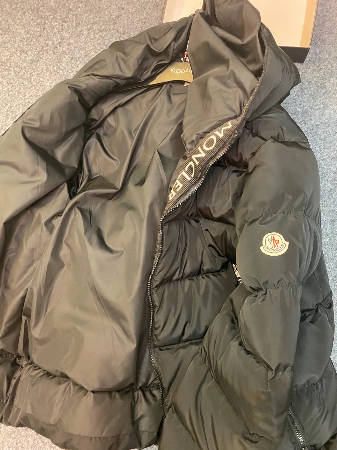 Svart Moncler pufferjacka med huva