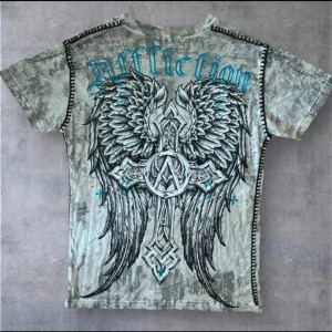 Skit snygg affliction T-shirt😱🙏🙏 - Affliction T-shirt med svart stitching på sidorna, storlek M men sitter som L (den är oversized/baggy)😱🙏🙏