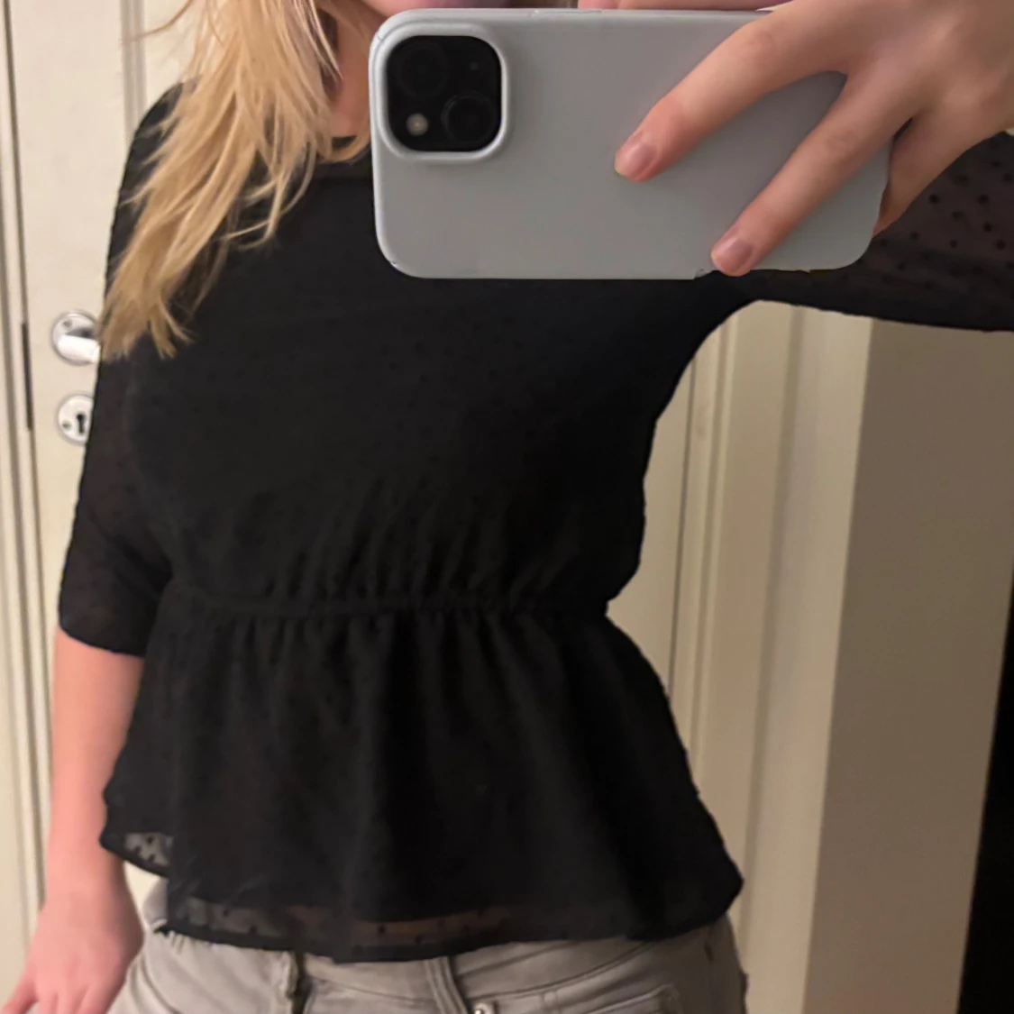 Svart blus med prickigt mesh - 2