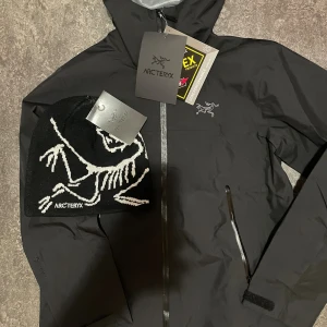 Arcteryx jacka i svart mössan medföljer! - Köp jackan och mössan medföljer! Finns i M och S, nypris på 5500 perfekt för skidbacken eller vardaglig användning