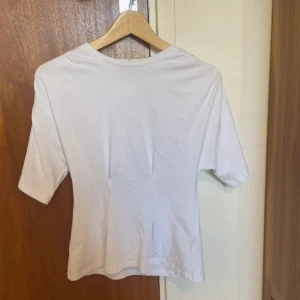 Vit topp - Topp från Nelly. Helt ny!💞