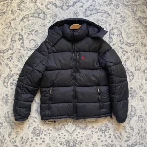 Polo Ralph Lauren dunjacka - Säljer en oanvänd Ralph lauren jacka. Storlek M men kan även passa S. Väldigt snygg och varm till vintern. Skriv gärna för fler frågor eller bilder. Kan frakta eller mötas upp i Stockholm. Postar inom 24 timmar efter köpet.