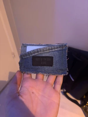 Tiger of Sweden plånbok - En tiger of Sweden plånbok gjord av jeans från märket