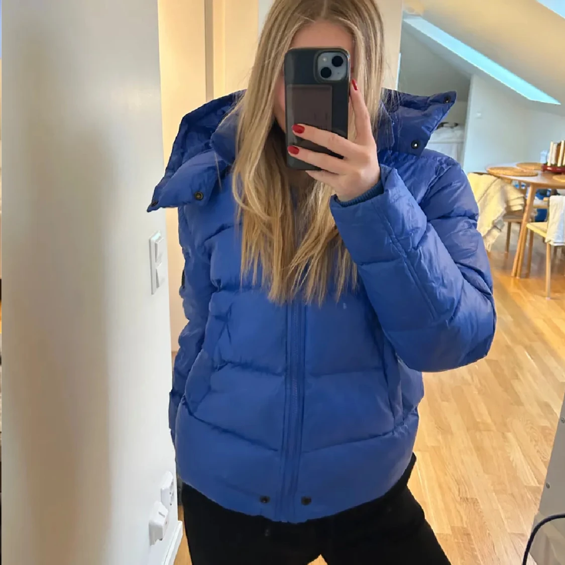 Blå pufferjacka med huva - 2