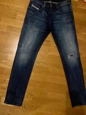 Diesel Buster jeans mörkblå slim jeans  - Säljer ett par snygga Diesel dstrukt jeans. Dessa är i storlek 29/32. Jeansen är sprillans nya och anledningen till att jag säljer är för att jag råkade dra av lapparna så kan ej göra retur. orginal pris är 2400. Lappar och kvitto finns, Skriv dm för mer info.