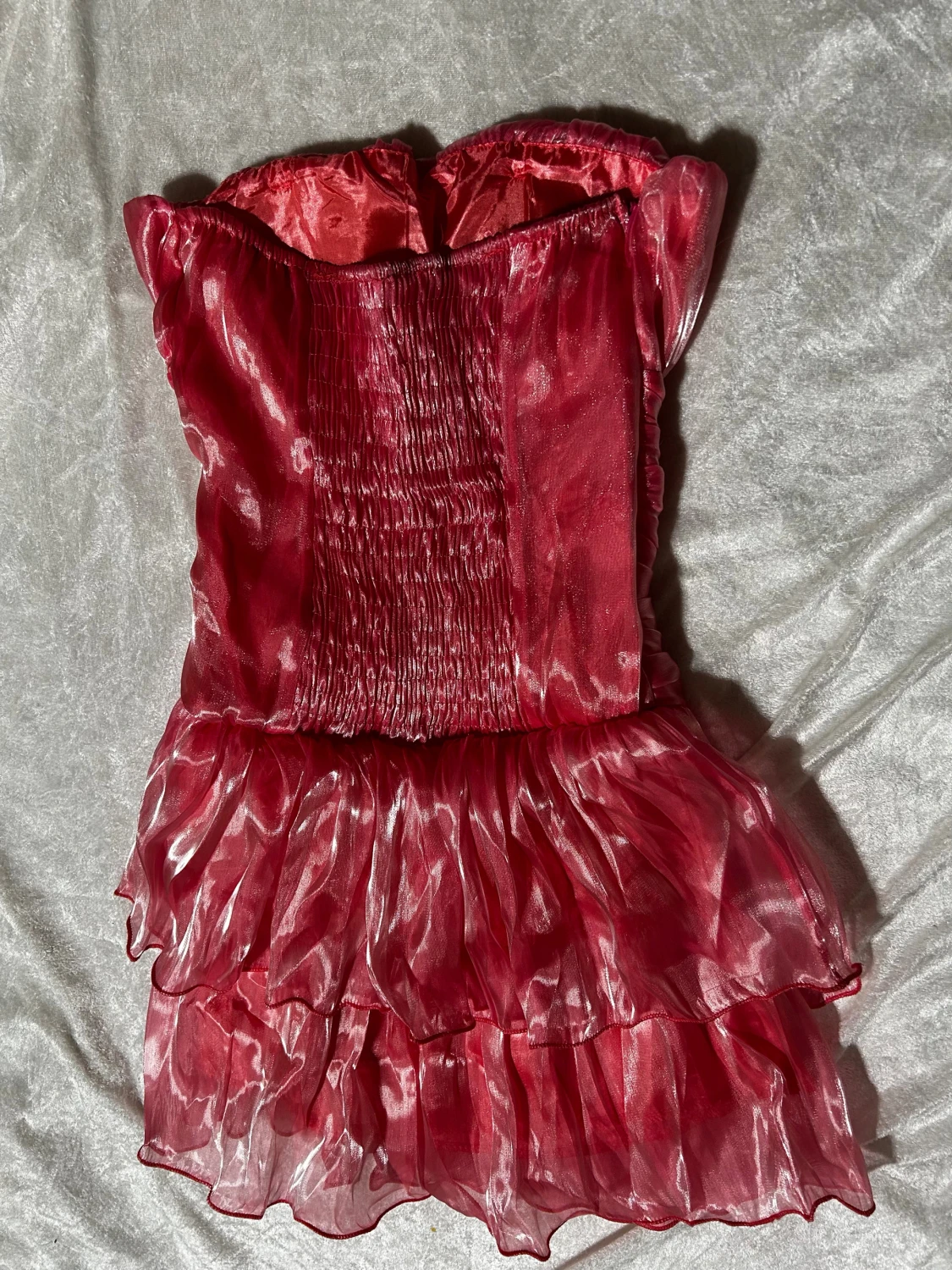 Röd axelbandslös volangklänning - 2