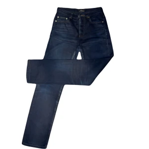  A.P.C - Tjena! Säljer ju dessa sjuka A.P.C. Råa selvedge jeans. Storleken är 27. Men om man skulle uppskatta så skulle jag säga 29/32 ish. Nypris på dessa är runt 4000kr. Säljer för 899. Pris går att diskutera vid snabb affär. Skick: 10/10 för att vara selvedge, inga defekter (fades). Hör av er vid frågor och funderingar. 